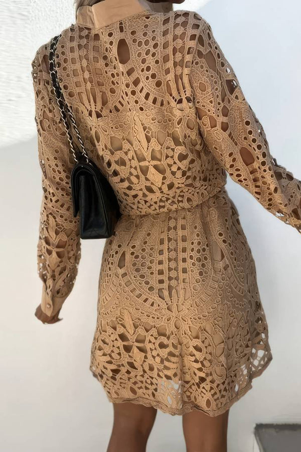 Robe Champêtre Courte Col Chemise Manches Longues Dentelle Ajourée Boutonnée Taille Ceinturée