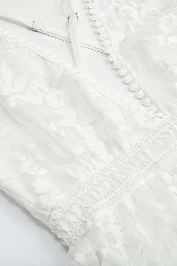 Robe Champêtre Courte Col En V Bretelles Fines Dentelle Fleurie Coupe A-Line Blanche