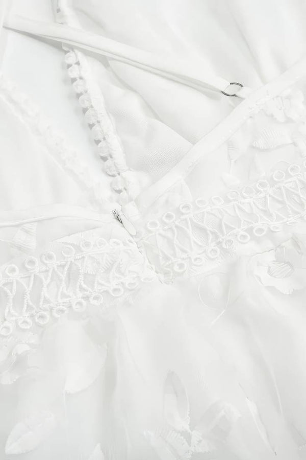 Robe Champêtre Courte Col En V Bretelles Fines Dentelle Fleurie Coupe A-Line Blanche