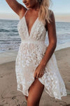 Robe Champêtre Courte Col En V Bretelles Fines Dentelle Fleurie Coupe A-Line Blanche
