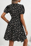 Robe Champêtre Courte Col En V Manches Bouffantes Coupe Portefeuille Fleurie Noire