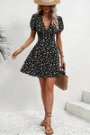 Robe Champêtre Courte Col En V Manches Bouffantes Coupe Portefeuille Fleurie Noire