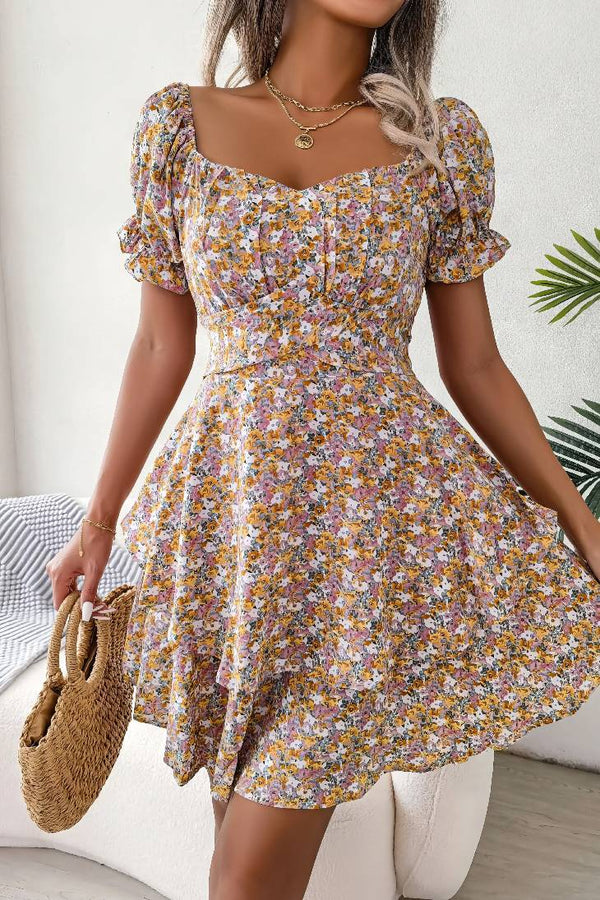 Robe Champêtre Courte Plissée Fleurie Manches Courtes