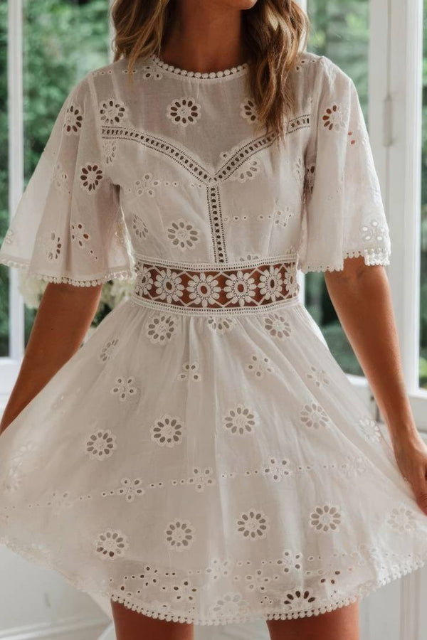 Robe Champêtre Courte Blanche Manches Bouffante Taille Crochetée Florale Été