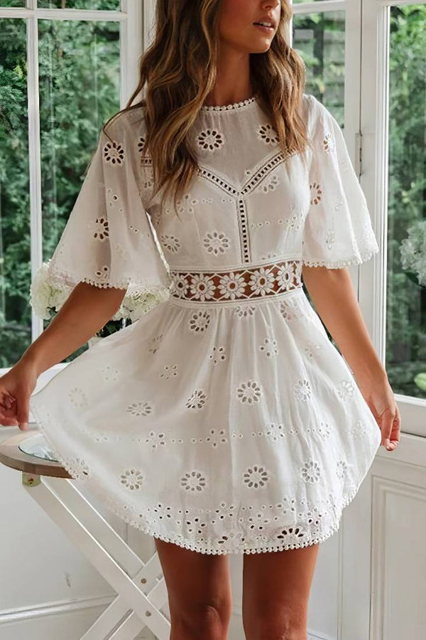 Robe Champêtre Courte Blanche Manches Bouffante Taille Crochetée Florale Été