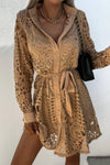 Robe Champêtre Courte Col Chemise Manches Longues Dentelle Ajourée Boutonnée Taille Ceinturée