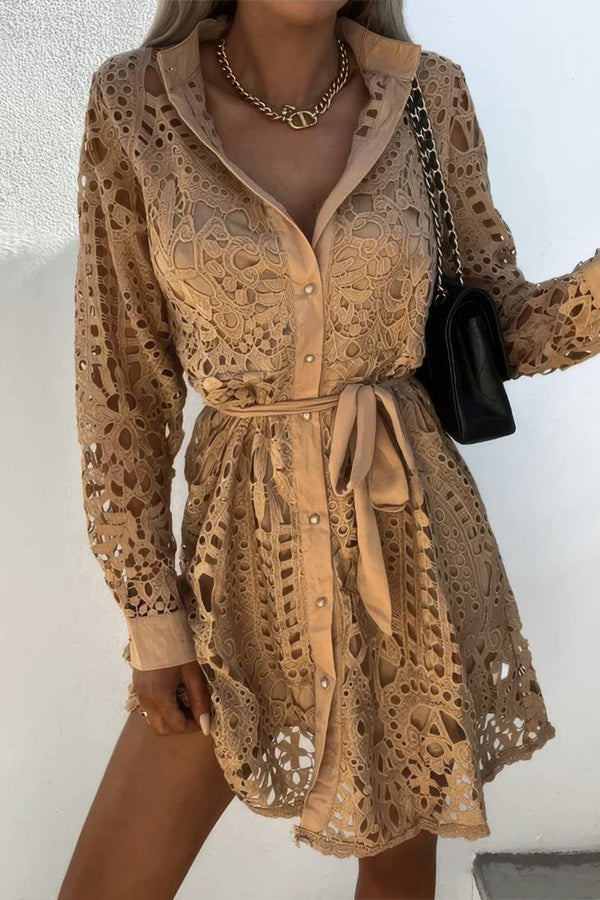 Robe Champêtre Courte Col Chemise Manches Longues Dentelle Ajourée Boutonnée Taille Ceinturée