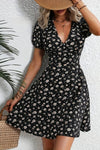 Robe Champêtre Courte Col En V Manches Bouffantes Coupe Portefeuille Fleurie Noire