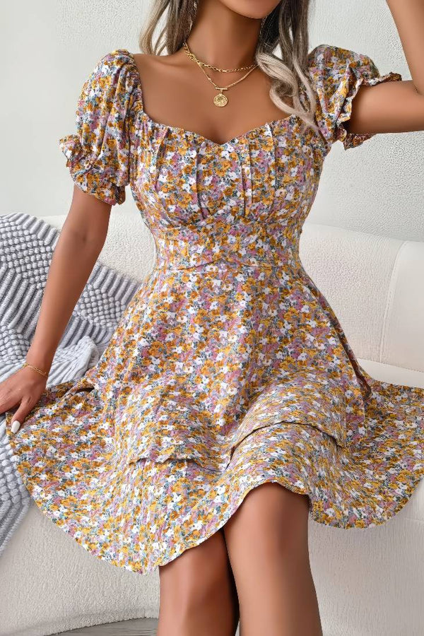 Robe Champêtre Courte Plissée Fleurie Manches Courtes