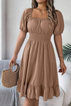 Robe Champêtre Midi Col Carré Manches Bouffantes Taille Smockée Coupe A-Line Ourlet Volant