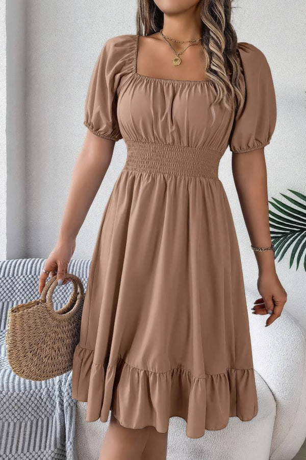 Robe Champêtre Midi Col Carré Manches Bouffantes Taille Smockée Coupe A-Line Ourlet Volant
