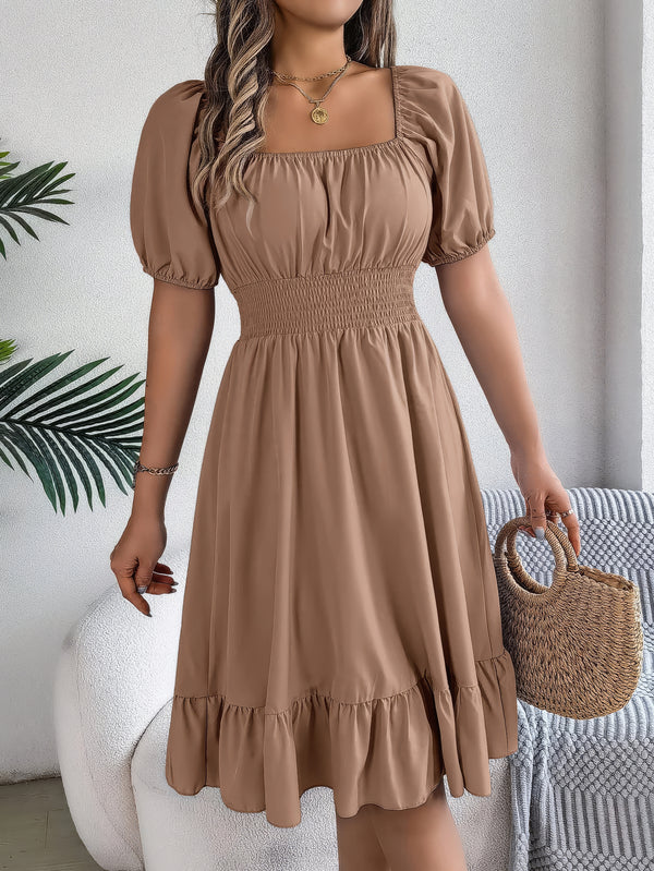 Robe Champêtre Midi Col Carré Manches Bouffantes Taille Smockée Coupe A-Line Ourlet Volant