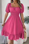 Robe Champêtre Midi Col Carré Manches Bouffantes Taille Smockée Coupe A-Line Ourlet Volant